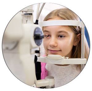 Centro Oftalmológico Dr. Ventosa niña en revisión oftalmológica